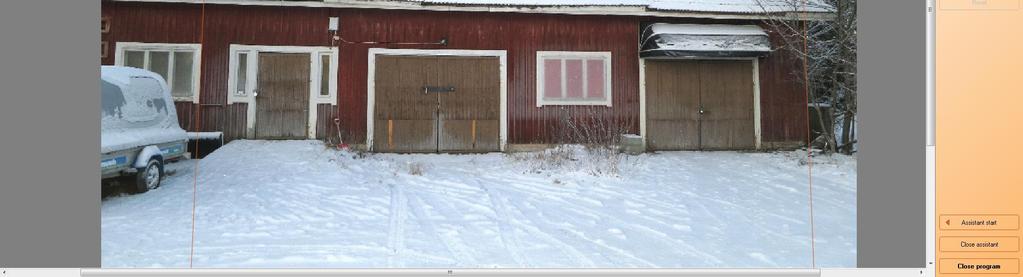 Valokuvan linssivääristymän korjaus. Katon harjan, rakennuksen nurkan ja vasemmanpuolimaisen ikkunan pieleen on piirretty ohuet oranssit apuviivat.