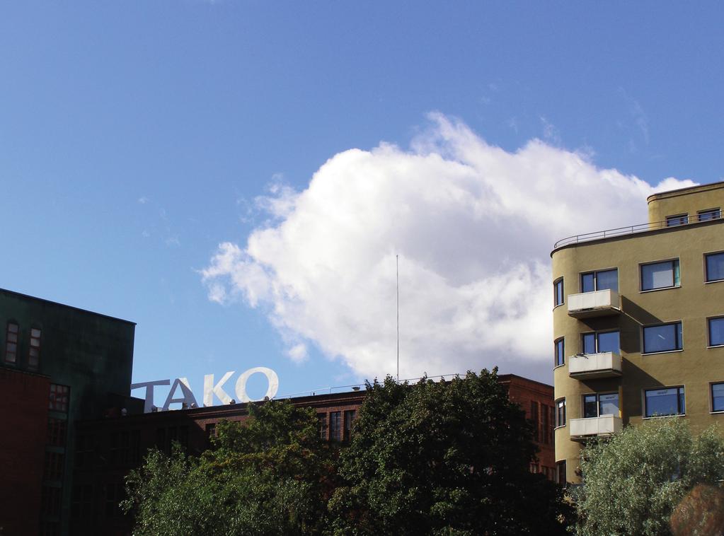 Ikoninen TAKO-teksti tehtaan katolla Tampereen keskustassa.