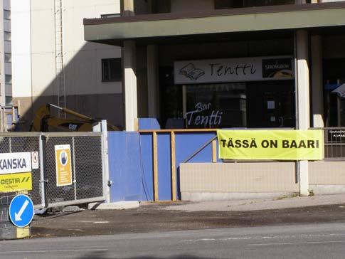 Kauppias luottaa viisaasti perustikkukirjaimiin. Kala ja vedenpinta ovat hienot. Kala hymyilee mainiosti.