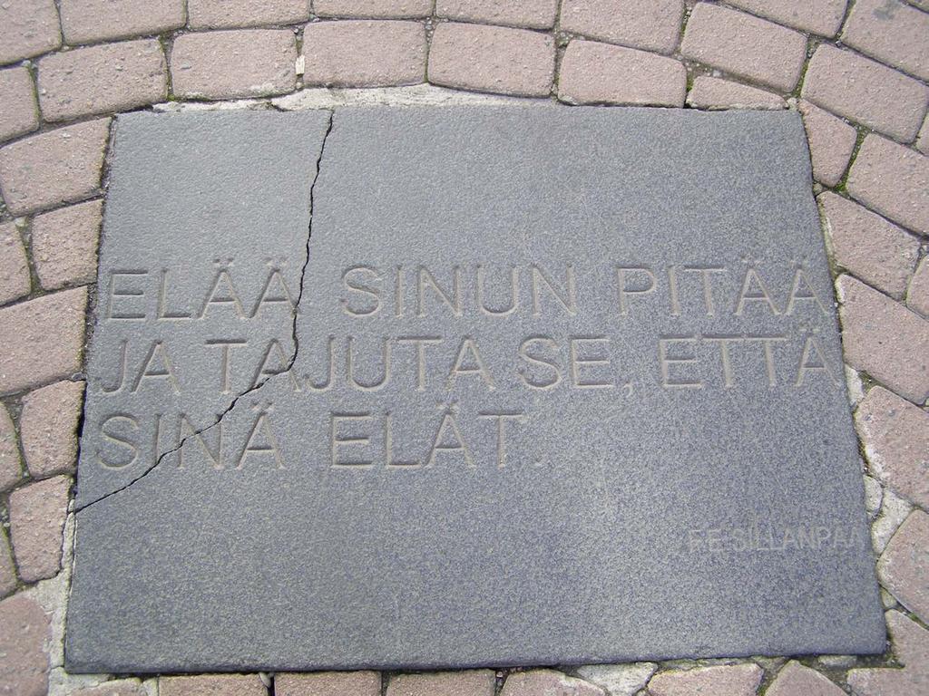 Maalattu hirsiseinä ja kinkkuosasto täydentävät vaikutelman. Saunavihta-ainekset kasvavat seinustalla.