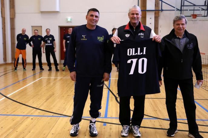 Vas. valmentaja Timo Herranen, 70ite ja Director Contor Pekka Nygren (Kuva: Juha Parkko) Olli - Juma! Istis.