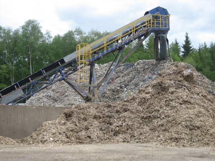 Puhdas puujäte siirretään omalta varastoalueeltaan pyöräkuormaajalla tai vastaavalla koneella murskaimelle ja murskataan panosluontoisesti kun materiaalia on kertynyt tarpeeksi.