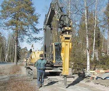32 Suunnittelukeskus Oy hajotus) on lyhytaikaista. Poraus tehdään keskiraskaalla hydraulisella vaunuporakoneella. Ylisuuret lohkareet rikotaan kaivinkoneeseen kiinnitetyllä iskuvasaralla.