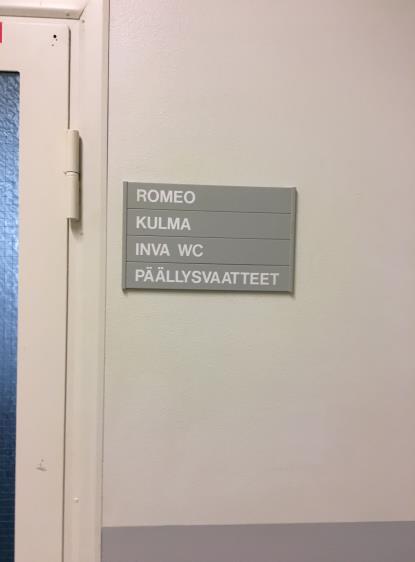 Katsomon rivissä 6 (kuva 17) on leveä käytävä, johonka voi asettua