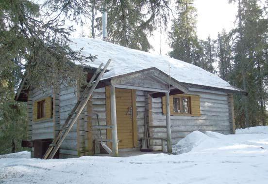 35 Karihaaran Erämiesten metsästysmaja Piimälinna Keminmaalla. Piimälinnan metsästysmaja on rakennettu kesällä 1936 suolatuista haapahirsistä. Maja siirtyi seuralle 1960- luvun lopulla.