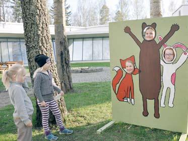 Hauskat eläintintamareskit olivat näyttelyn vetonaula, jossa oli mahdollisuus kuvauttaa itsensä ihan eläimenä. Kuva: SMM / Taru Liukkonen.