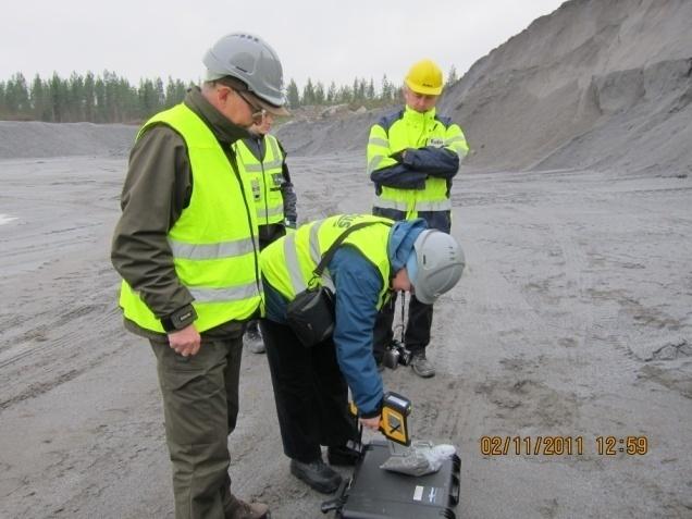 17 Kuva 3. Maaperänäytteen arseenipitoisuuden mittausta XRF-laitteella. Kuvat: Arto Pullinen ja Birgitta Backman. 6.