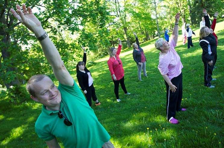 Suomi liikkuu 100 lasissa! Suomalaisia kannustetaan liikkumaan 100 paikallisessa hengitysyhdistysten ja yhteistyökumppaneiden toteuttamassa liikuntatapahtumassa eri puolella Suomea.