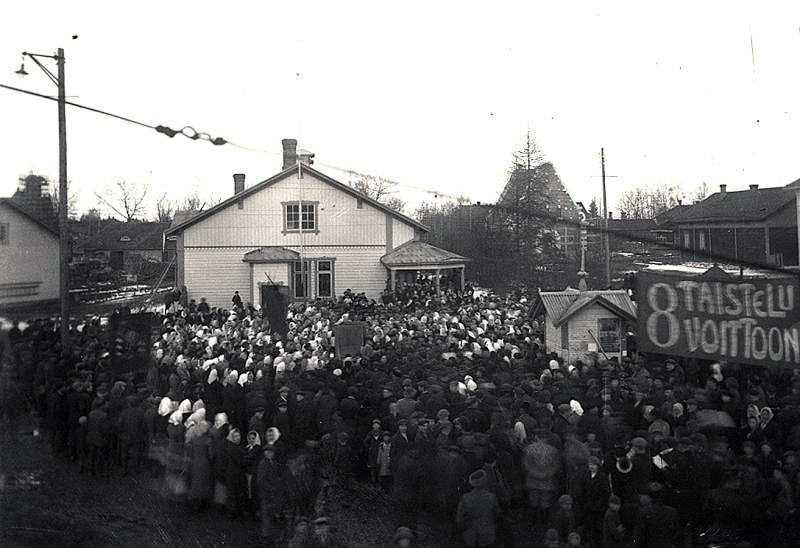 Valokuvaamo Hellas 100 vuotta -näyttely Forssalainen valokuvaamo Foto Hellas sai alkunsa vuonna 1916, kun Heikki Lindfors osti Jakob Ljungqvistiltä Atelier Reginan Forssan toimipisteen.