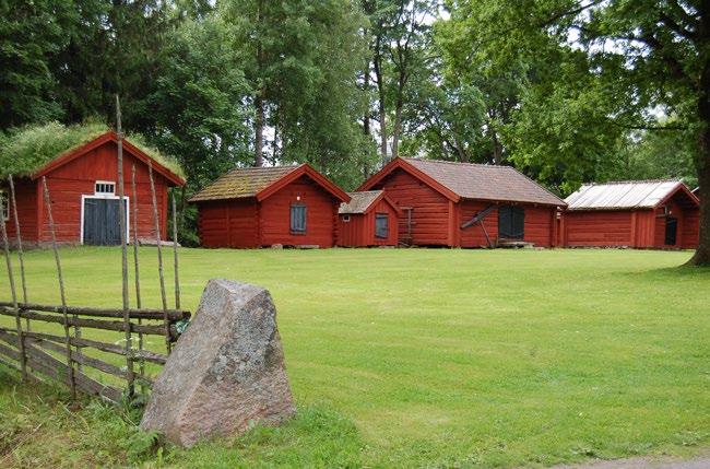 Vierassatama kirkonkylässä, Kyrkfjärdenillä, maalaiturin molemmin puolin. Väylä vierassatamaan on 1,9 m syvä. Satamamaksu 20 / vuorokausi (suihku ja wc sisältyy), sähkö 5 /vuorokausi, pesutupa 10.