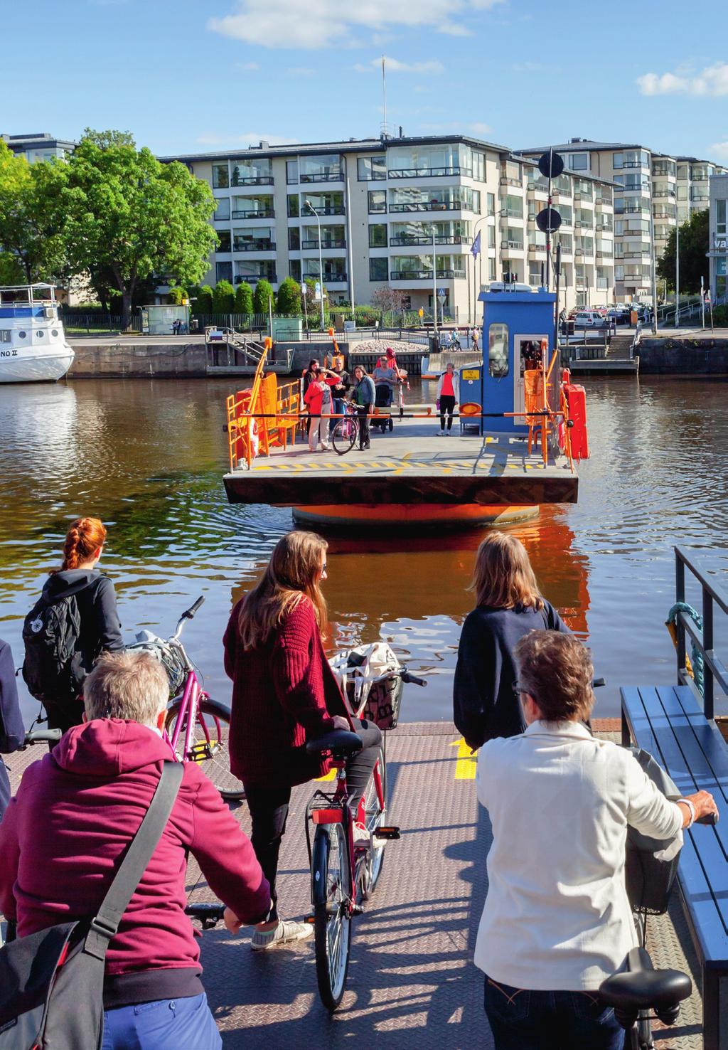 Föri Aurajoen yli seilaava Föri on Suomen ainoa kaupunkilautta. Sen kyydissä pääsee ilmaiseksi Turusta Åboon ja takaisin. Matka kestää minuuttia.