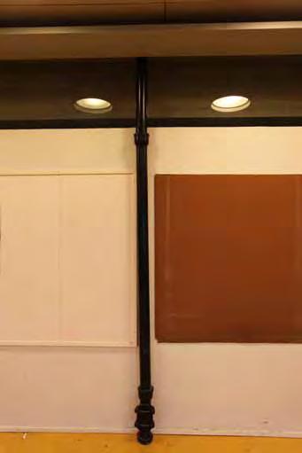 Pystyputket ovat näkyvillä ensimmäisen kerroksen käytävien viereisten tilojen sisällä, niiden seinustalla. Putket on maalattu mustaksi ja ne ovat ilmeeltään yksinkertaisia.