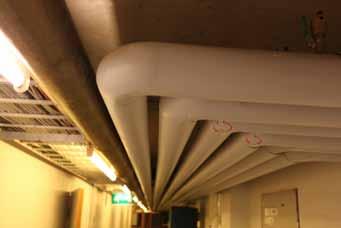 Ensimmäisessä kerroksessa rakenne on samanlainen, mutta tilojen vaihtelevuuden vuoksi lämmittimillä ei ole aina samalla tavoin korostunutta osaa interiöörissä.