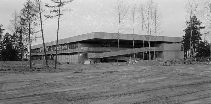 Rakennusvaihe ja sen aikana tehdyt muutokset suunnitelmiin Roihuvuoren koulun rakentamisen vaiheisiin pääsee perehtymään työmaakokousten säilyneiden pöytäkirjojen kautta.