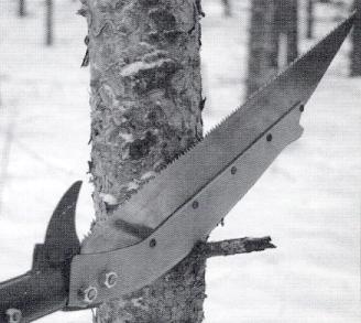 TAMPEREEN AMMATTIKORKEAKOULU TUTKINTOTYÖ 39(89) Kuva 18 Kuolleiden oksien karsintaan käytetään veitsiosaa. (Kuva: Mutikainen ja Jouhiaho 2004) Kuva 19 Sahaosalla poistetaan elävät oksat.