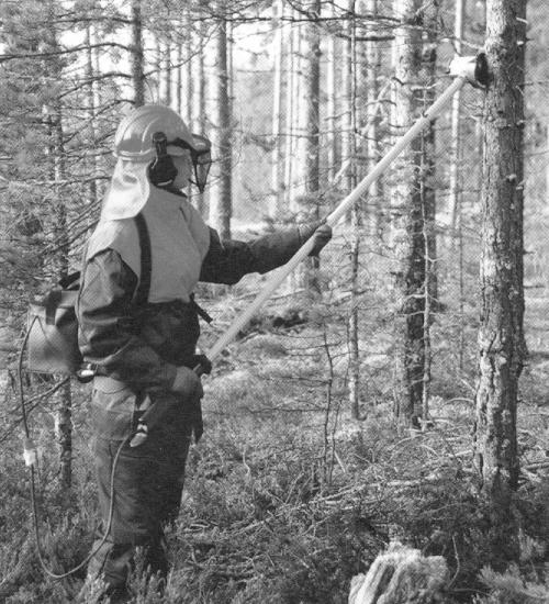 TAMPEREEN AMMATTIKORKEAKOULU TUTKINTOTYÖ 44(89) Teko-sahalla oksa katkaistaan teleskooppisen varren päähän nivelöidyn sähkömoottorin akselille kiinnitetyllä pyöröterällä (kuva 24).