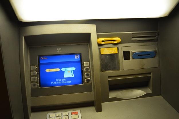 22 4. PANKKIAUTOMAATIT Maksukorteilla on mahdollista nostaa käteistä rahaa pankkiautomaateista. Suomessa suurinta osaa pankkiautomaateista ylläpitää Automatia pankkiautomaatit Oy.