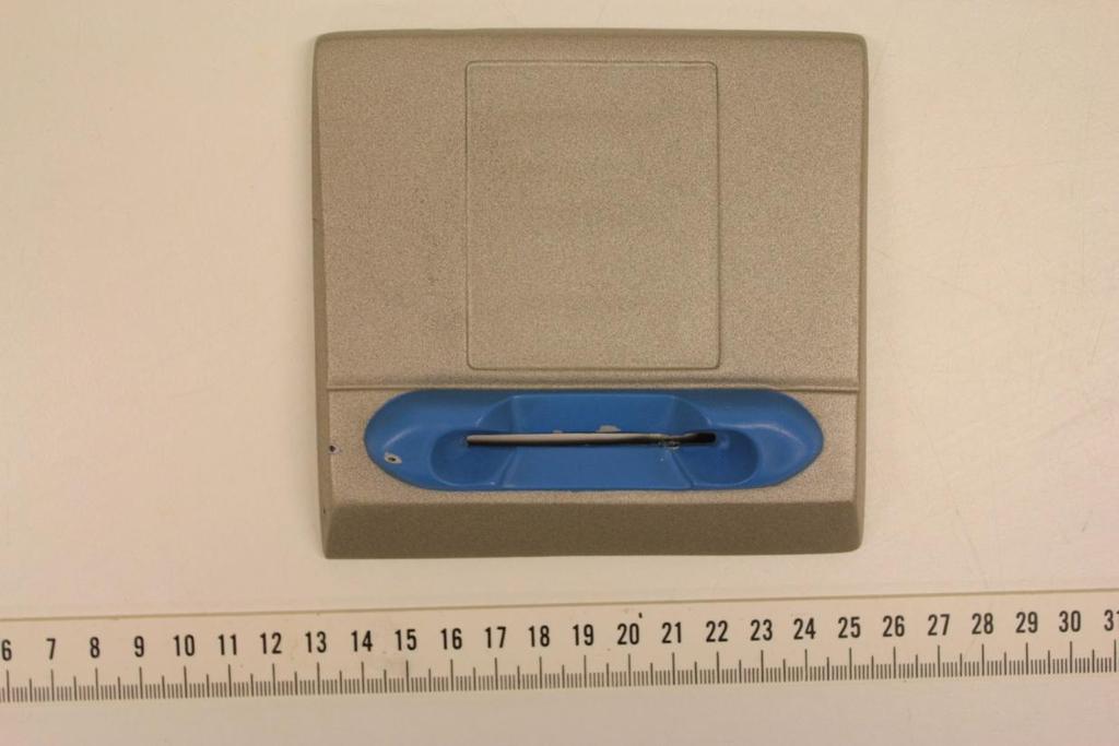 35 Kuvassa 2 oleva skimmauslaite on suunniteltu vastaamaan vanhan Otto- automaatin sinistä kortinlukijaa. Skimmeri on liimattu automaatin oman lukijan päälle. Kuva 3.