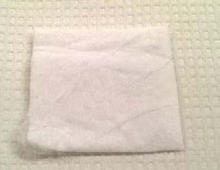 Toisessa testissä imeytystuotteet (imeytysmatot 4 cm x 4 cm, rouheet/turpeet 1 rkl)