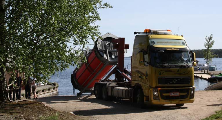 KUVA 7. Keräyssäiliö tuodaan rantaan koukkulavakuorma-autolla (kuva Justiina Halonen 2015).