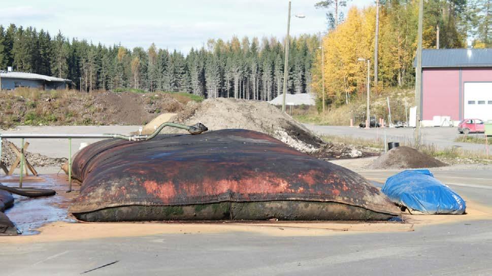 Liete pumpataan geotuubiin yhdessä sopivan polymeerin kanssa, jonka avulla kiinteät ainekset sitoutuvat suuremmiksi hiukkasiksi, ja ne saadaan erotettua paremmin vedestä.