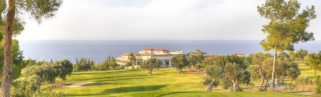 bägikuljetuksen Majoitus Korineum Golf Residences****+ Puolihoito (aamiainen ja illallinen) Lentokenttäkuljetukset kohteessa 5 x päivä green fee /