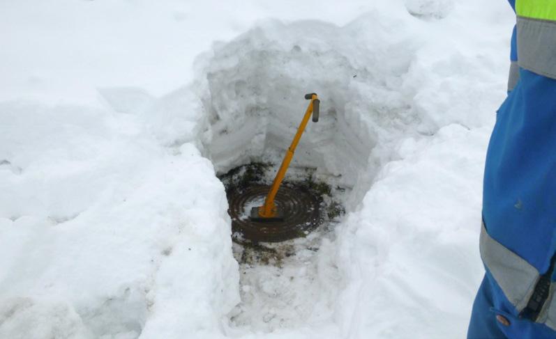 Lumen alla piilossa olevan kohteen paikantaminen 2 Suomen talvessa GNSS-sijaintitiedosta on erityistä hyötyä, sillä maastokohteet ovat usein piilossa lumen ja jään alla eikä muuta kiintopistettä ole.