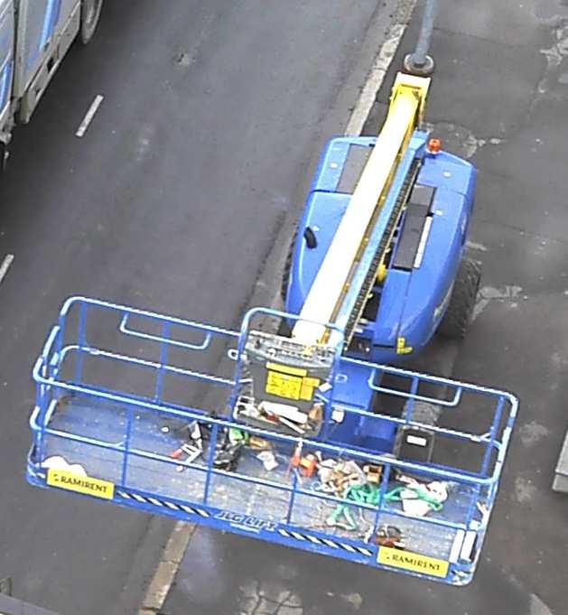 sähkömoottorilla varustettu puominostin.
