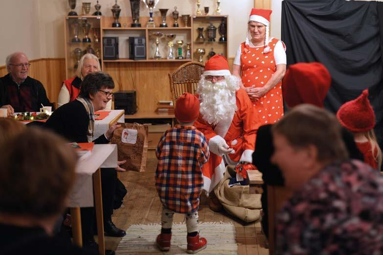 Petankkia pelattiin kahdesti viikossa, ja lettuja paistettiin keskiviikkoisin Pirtin pihan katoksessa yhteisötyövoimin.