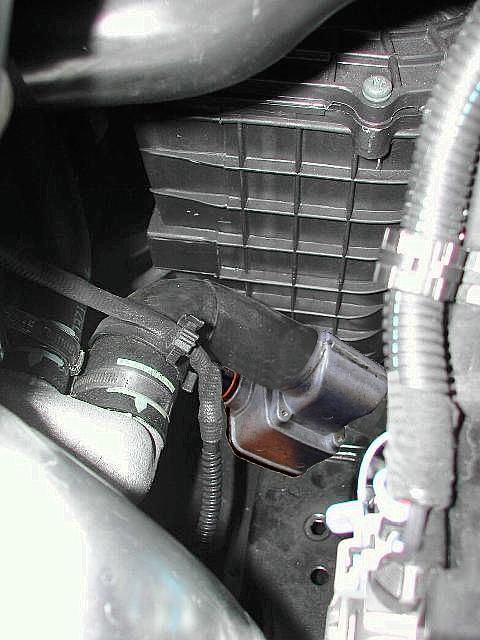Das Kühlsystem den Herstellerangaben entsprechend befüllen und entlüften. Anschliessend das Kühlsystem auf Undichtigkeiten prüfen. 50mm 45mm 50mm - AS - A 9 N Monter varmeren i nedre radiatorslange.