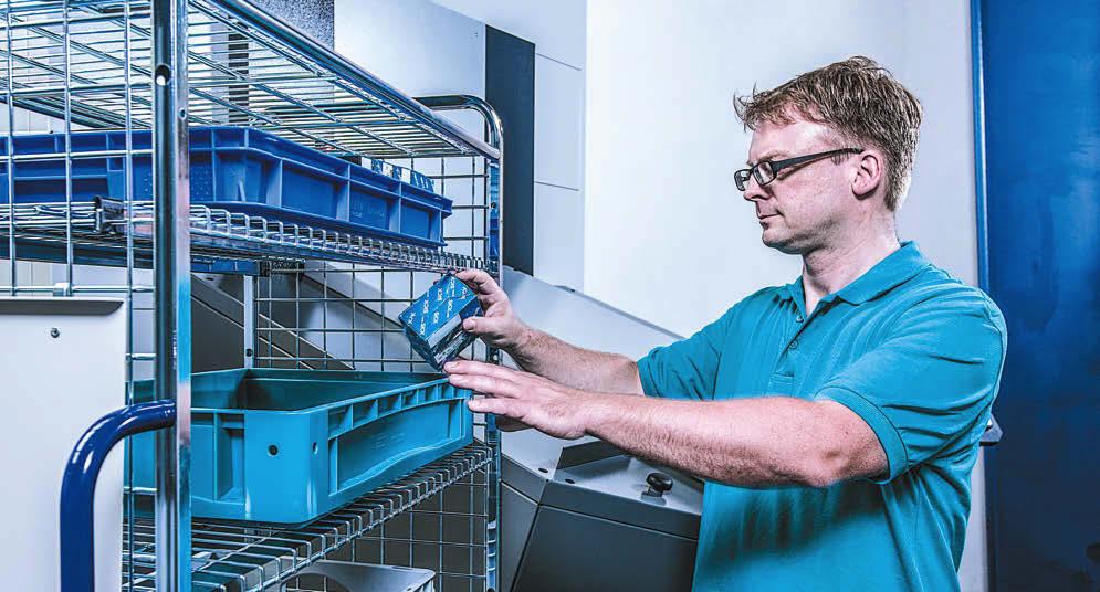 Vertical Buffer Module: skaalattu vaatimuksiisi Aina oikea ratkaisu: Kardex Remstarin Vertical Buffer Module -tuoteperhe koostuu monista versioista, joista jokainen on sovellettu sinun yksilöllisiin