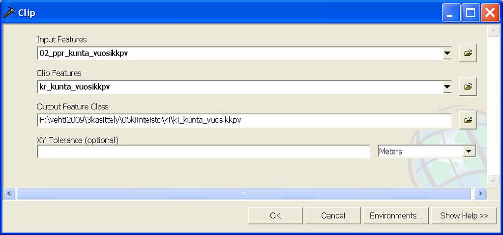 shp) ArcToolbox -työkalulla kohdasta: Analysis Tools Extract Clip: 1. Valitaan kohtaan Input Features leikattava aineisto (02_ppr_kunta_vuosikkpv.shp). 2.