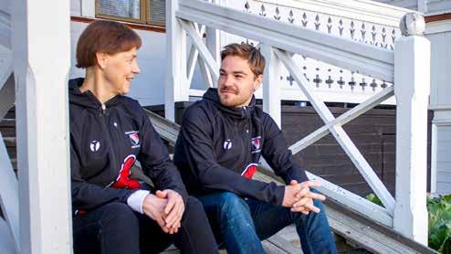 28 JOENSUU-JUKOLA 2017 REETTA VIRTANEN Hennariikka Lonka and Aaro Asikainen, officials in Jukola for a change.