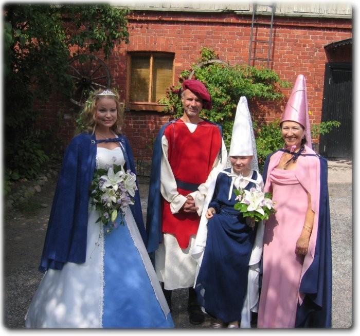 Miina ja morsiusneidon perhe Konsan kartanon pihalla Miina and the bridesmaid's family in