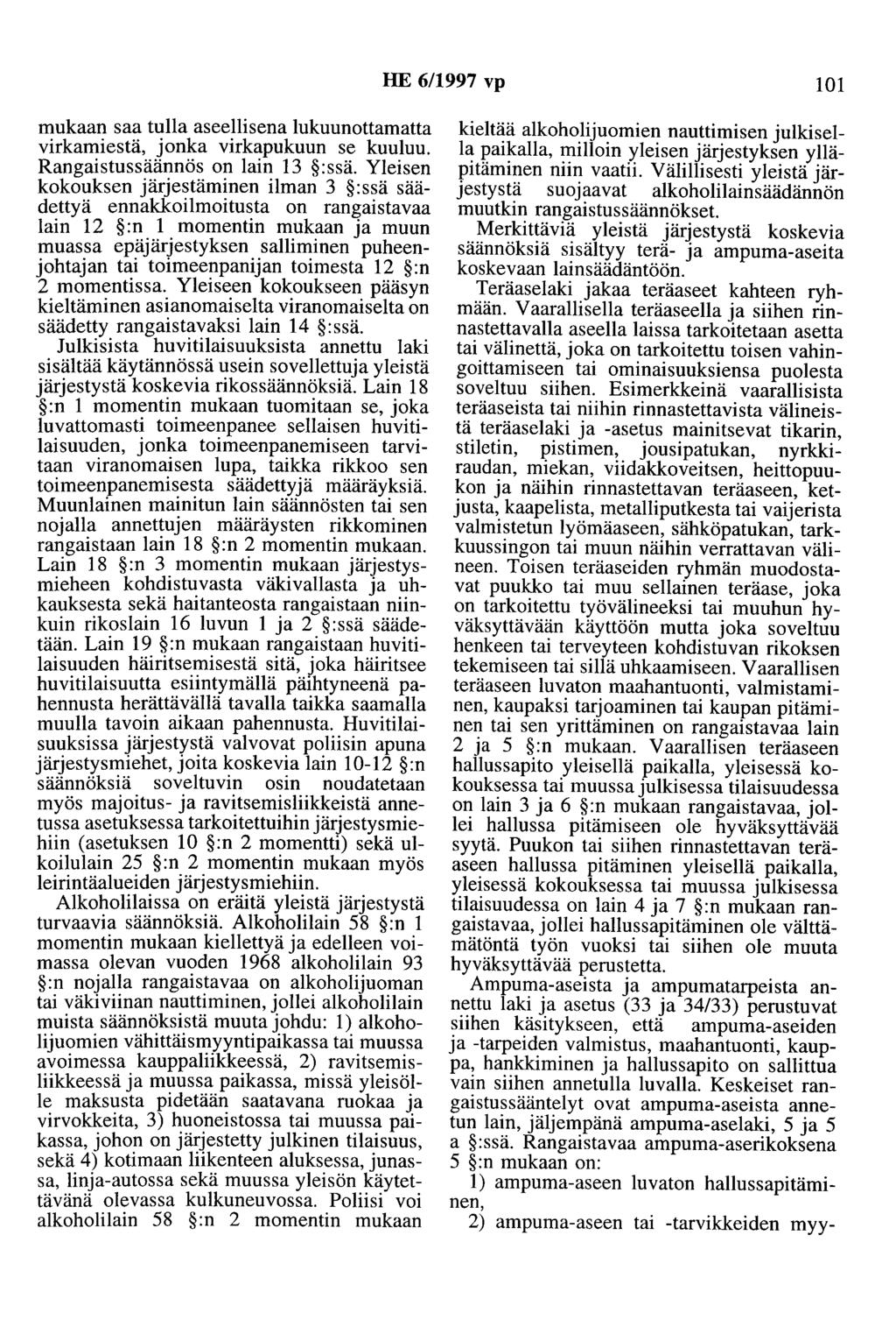 HE 6/1997 vp 101 mukaan saa tulla aseellisena lukuunottamatta virkamiestä, jonka virkapukuun se kuuluu. Rangaistussäännös on lain 13 :ssä.