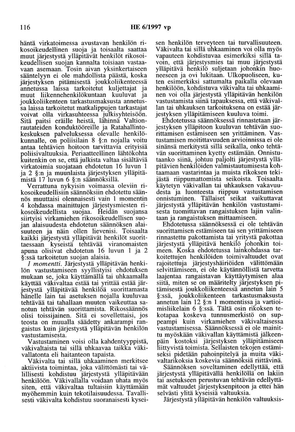 116 HE 6/1997 vp häntä virkatoimessa avustavan henkilön rikosoikeudellinen suoja ja toisaalta saattaa muut järjestystä ylläpitävät henkilöt rikosoikeudellisen suojan kannalta toisiaan vastaavaan