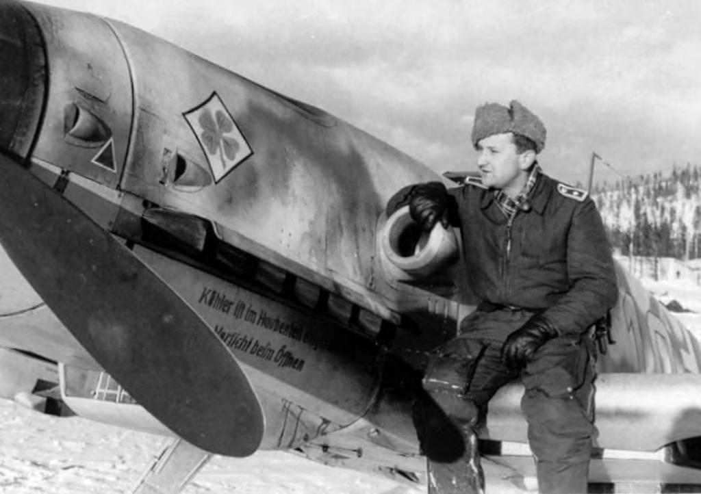 Vääpeli Hans Döbrich istuu upouuden Bf 109 G-2/R6 -koneensa siivellä Alakurtissa