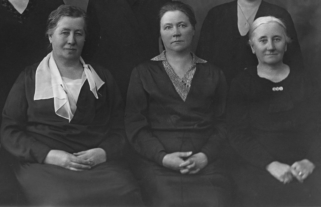 Sosialidemokraatisen Työläisnaisliiton johtonaisia ryhmäkuvassa vuonna 1933. Hilja Pärssinen istuu keskellä vasemmalla puolellaan Miina Sillanpää ja oikealla Anni Huotari.