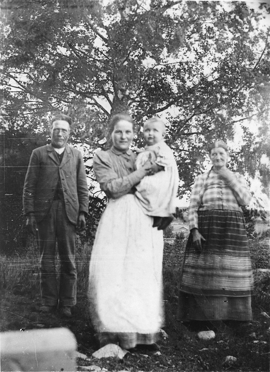 Nuori eteläpohjalainen emäntä Eveliina Ala-Kulju vanhempiensa Sanna ja Iisakki Ojalan sekä poikansa Reinon kanssa 1890-luvun lopulla.