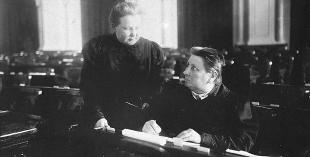 Nuorsuomalaisen puolueen naisedustajat ryhmäkuvassa vuonna 1907. Seisomassa Alli Nissinen ja istumassa Lucina Hagman.