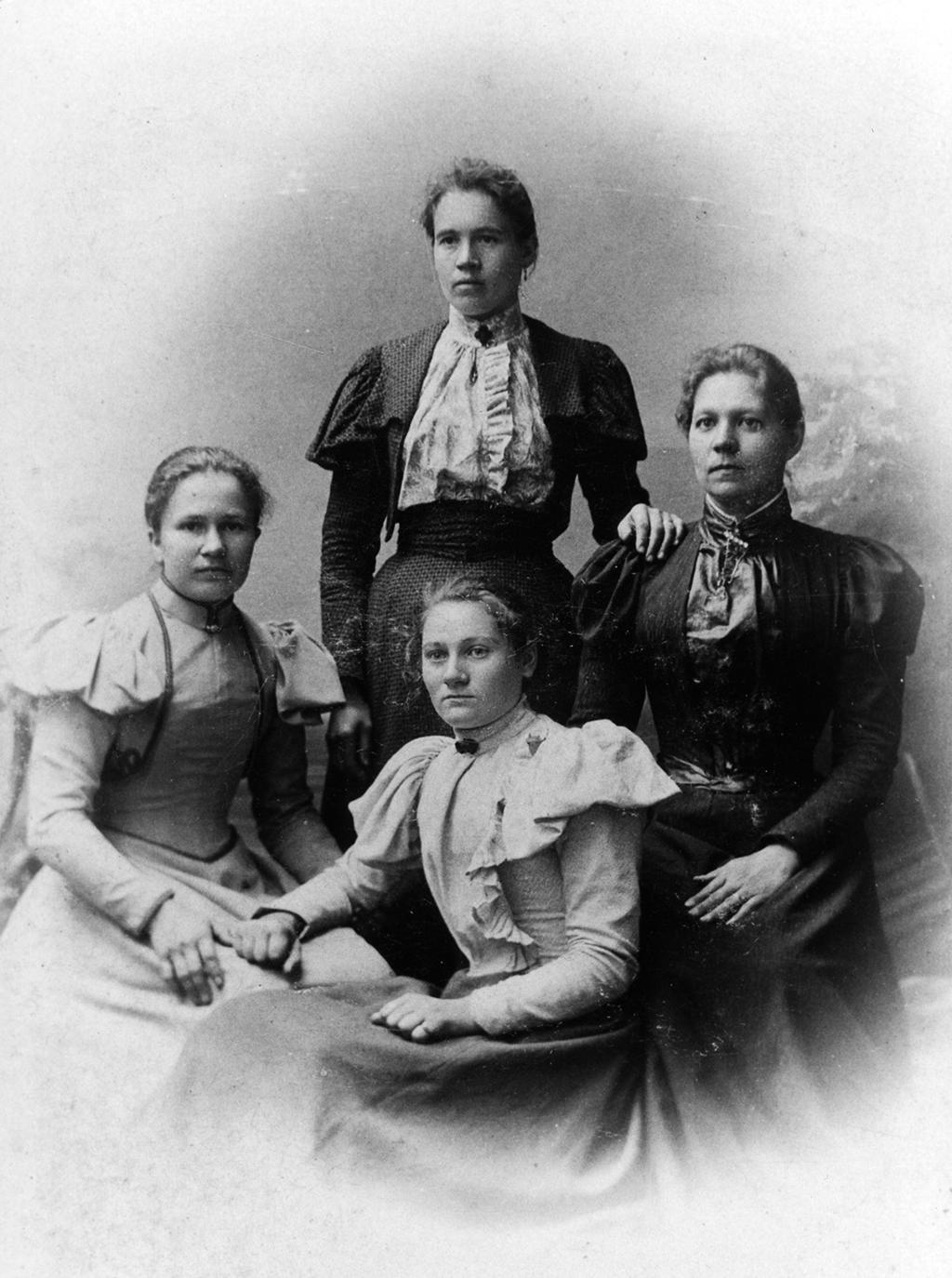 Lääketieteen professori Saltzmanin perheen palvelijattaret 1890-luvun puolivälissä.