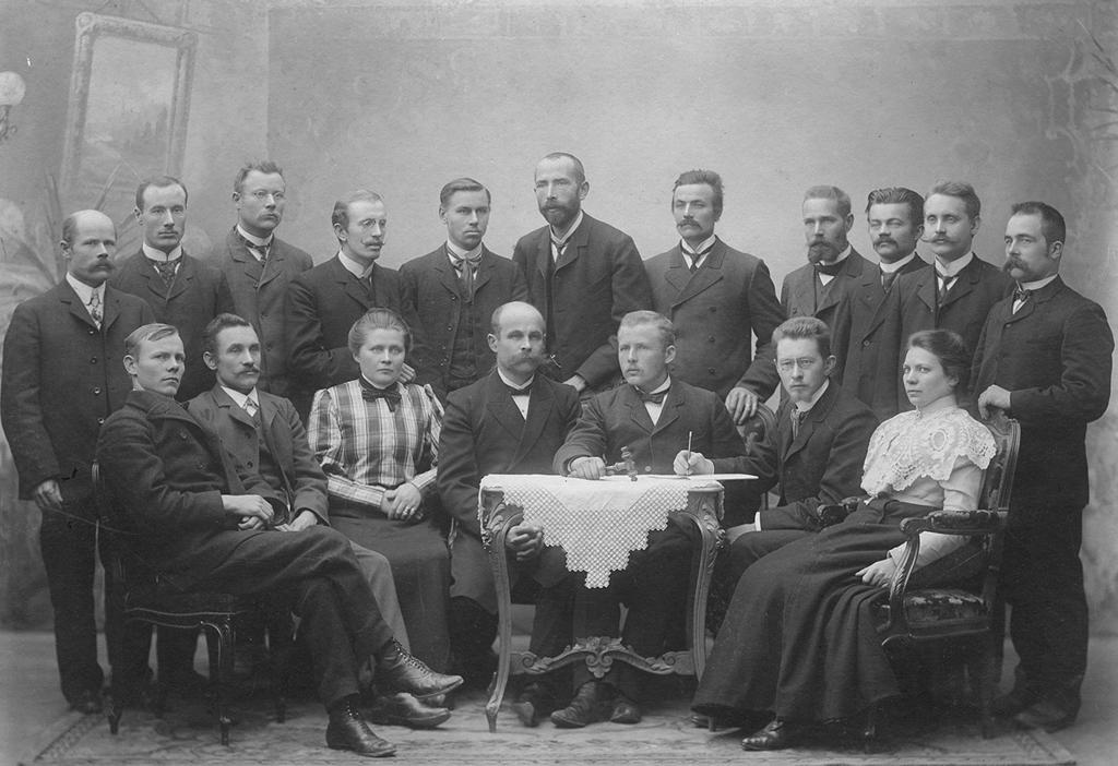 Mimmi Kanervo (vas.) nimitettiin loka-marraskuun vaihteessa 1905 suurlakkoa johtaneeseen komiteaan, Ida Aalteen lisäksi ainoana naisena.