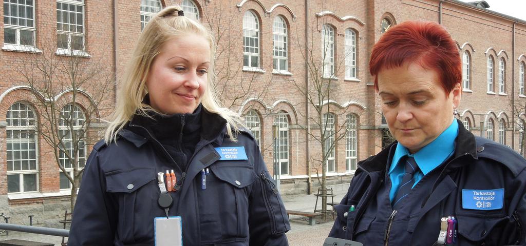 Bssi eskareineen ajaa jäähallin pihaan, jossa kaikki lapset pääsevät harjoittelemaan stop-napin painamista, matkakortin leimaamista, bssiin nosa ja siitä poistmista.