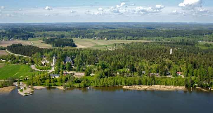 Kuva 63. Hollolan kirkonkylä Vesijärven rannalla. Lahden ammattikorkeakoulu/lentokuva Vallas Oy, 2005 6 VESIJÄRVEN LAAKSO Vesijärven laakso Salpausselkien välissä koostuu kahdesta pääelementistä.