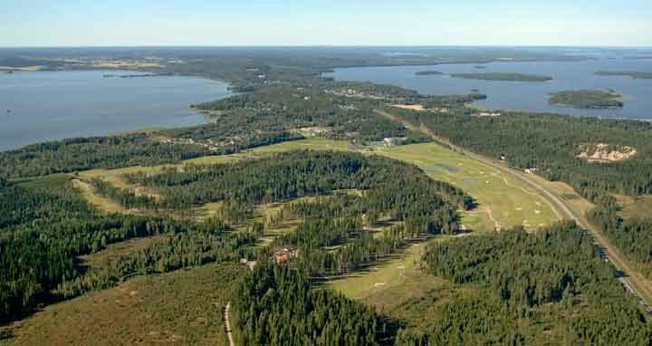 Kuva 68. Asikkalan keskustaajama Vääksy sijaitsee II Salpausselän muodostamalla kapealla kannaksella Päijänteen ja Vesijärven välissä.
