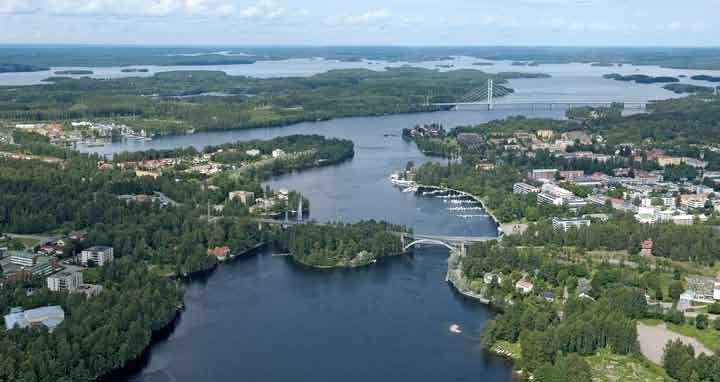 Kuva 74. Heinolan kaupunki Jyrängönvirran varrella, taustalla Ruotsalainen.