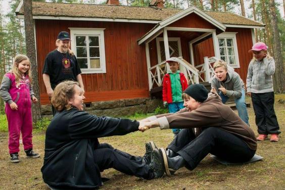 Hankkeen sisällöllinen tarkoitus oli nostaa leikin ja sukupolvien sillan rakentamisen merkitystä yhteiskunnassa näkyväksi.