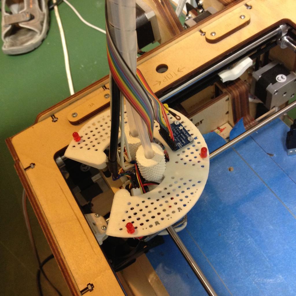 Esimerkki modernista sovellutuksesta 3D printterin (Ultimaker Original) printtauspää kulkee Newtonin mekaniikan mukaisesti erästä käyrää pitkin.