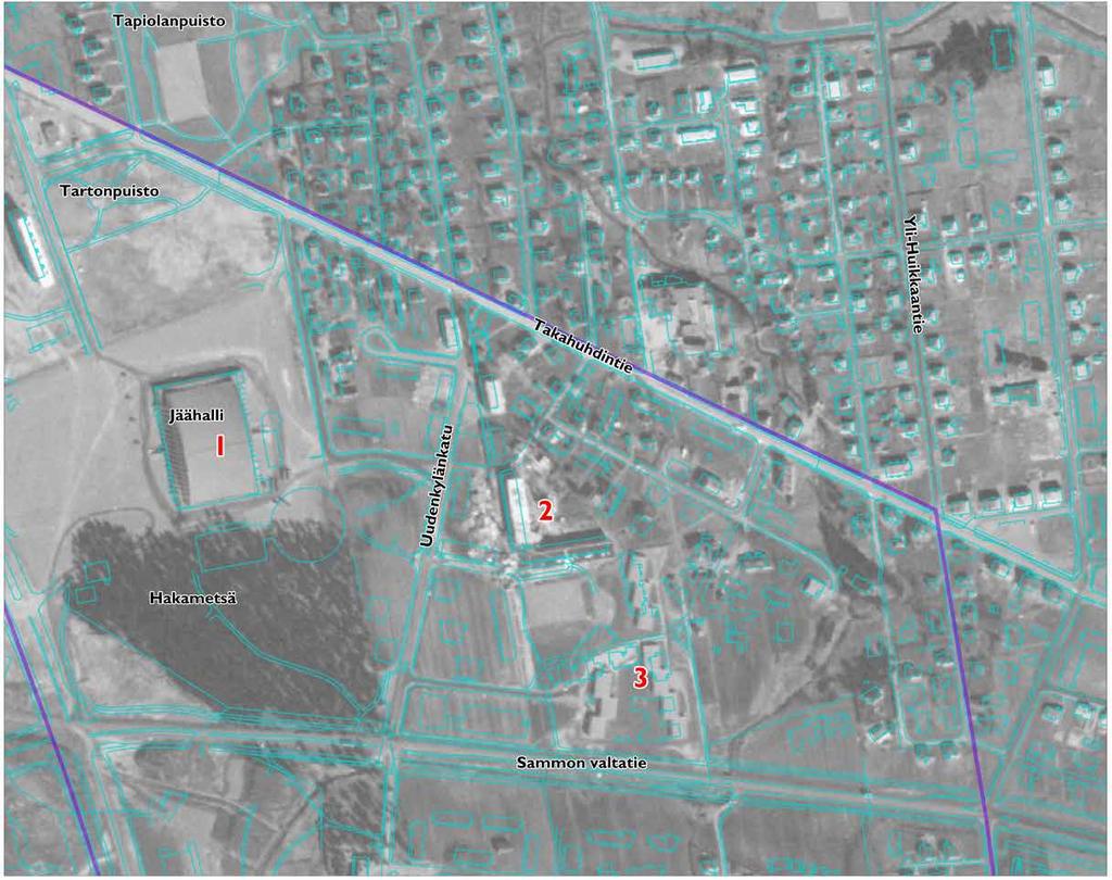 Kuva 29. Uudenkylän alue vuonna 1966. Nykytilanteen rakenne ilmakuvan päällä sinisinä rajoina. Vuonna 1965 valmistunut Hakametsän jäähalli (1) näkyy Hakametsän pohjoispuolella.