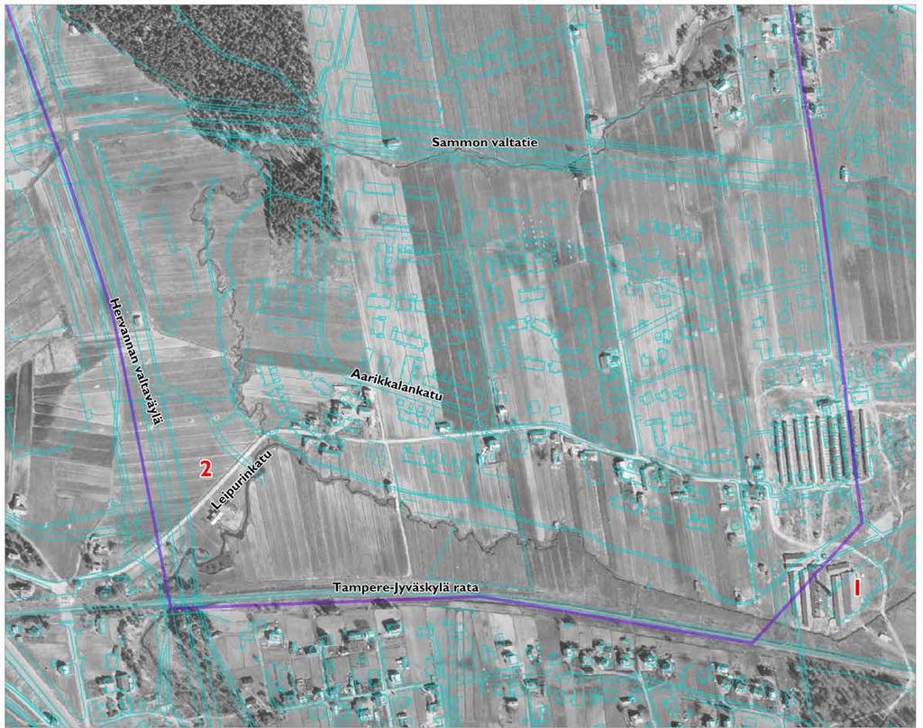 Kuva 30. Hakametsän alue vuonna 1946. Nykytilanteen rakenne ilmakuvan päällä sinisinä rajoina. Pohjakartta: Tampereen kaupunki 2014 Ilmakuva: Maanmittauslaitos 2010.